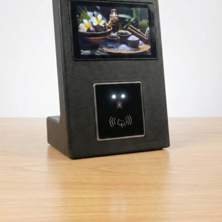 בקר לבקרת כניסה קורא QR וכרטיס קירבה עם מסך LED לשילוב תכנים